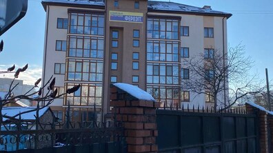 Фото: У будинку на вул. Варшавській, 112 демонтують незаконно добудований 5-й поверх: рішення суду