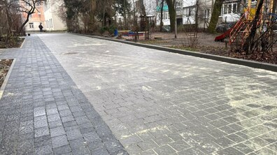 відремонтований тротуар і дорога біля будинку на вул. Мельника, 8а