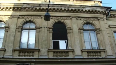 Фото: У Львові зупинили заміну автентичних вікон на металопластикові у будинку-пам’ятці архітектури