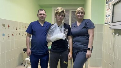 Фото: У Центрі НЕЗЛАМНІ лікують підлітка з Бахмута, який пораненим вибрався з-під заваленого будинку