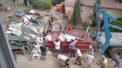 Фото: Із району вулиці Каховської вивезено понад 200 м3 сміття, яке утворилося після ракетного обстрілу