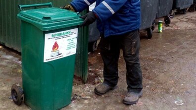 Фото: Львівспецкомунтранс передасть волонтерам бляшанки для виготовлення окопних свічок