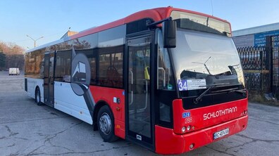 Великий низькопідлоговий червоно-білий автобус