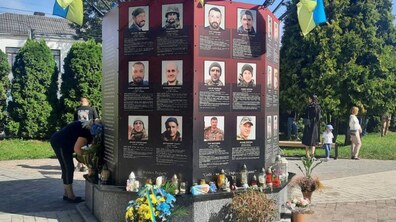 стела загиблих новітніх Героїв м. Винники