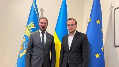 Перший заступник міського голови Львова та Посол Греції позують для спільного фото. Позаду прапори України, Львова та Євросоюзу