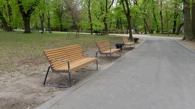 Три лавочки вздовж алеї в парку Івана Франка
