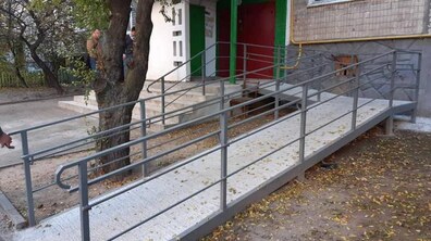 Фото: Цього року у Франківському районі облаштовано 6 пандусів біля житлових будинків людей з інвалідністю: в роботі ще 3 об’єкти