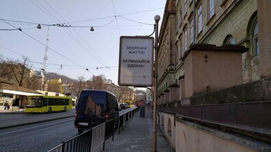 Фото: По Львову розвісили соціальну рекламу «Збережи життя! Залишайся вдома!»