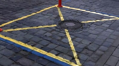 Фото: У Львові ознаковують підземні гідранти, щоб унеможливити паркування на них
