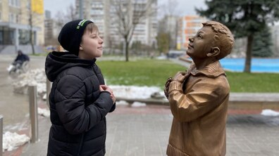Фото: На подвір’ї лікарні святого Пантелеймона відкрили скульптуру хлопчика, що з надією очікує
