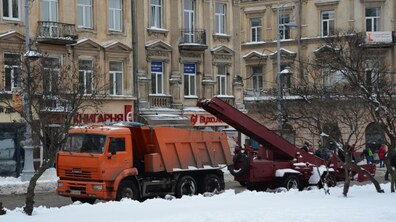 Фото: Станом на ранок до прибирання міста було залучено 6 машин
