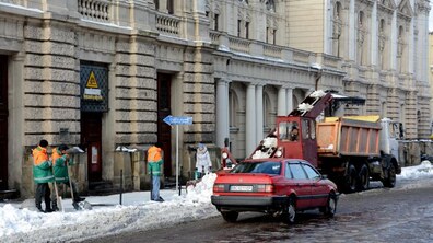 Фото: Сьогодні зранку в місті працювало 48 одиниць снігоприбиральної техніки, для посипання вулиць використано 307 м3 піскосуміші