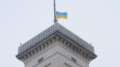 Фото: У день жалоби за загиблими в авіакатастрофі, у Львові на адмінбудівлях приспустили прапор
