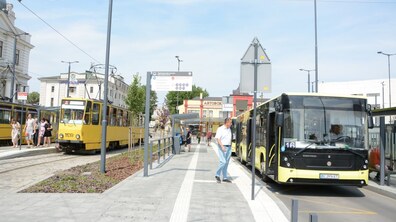 Автобус і трамваї на одній з вулиць міста.