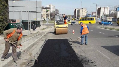 Фото: У всіх районах міста проводитимуть робити з ліквідації ям на дорогах з використанням холодного і гарячого асфальту