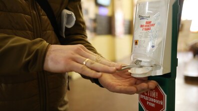 Фото: У місцях масового перебування людей встановлять антисептики для рук