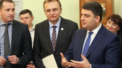 Фото: Володимир Гройсман позитивно відгукнувся про встановлення сміттєпресувальних станцій у Львові