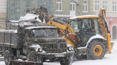 Фото: Через сильний снігопад в мерії відбулась нарада: вночі працюватиме техніка, зранку – двірники, ОСББ та власників приватних закладів просять забезпечити належний благоустрій