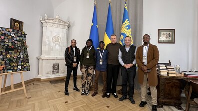 Мер Львова Андрій Садовий та журналісти з африканських країн стоять у кабінеті