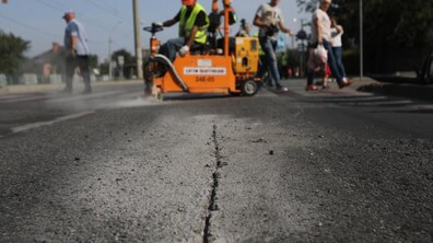 Фото: На вул. Кн. Ольги проводять ремонтні роботи із запобігання руйнуванню дороги за методикою, яку застосовують при ремонті великих магістралей державного значення