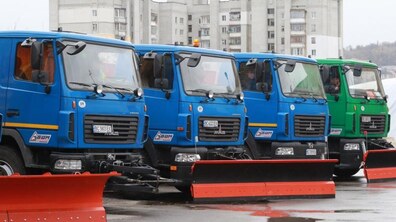 Фото: Станом на ранок у місті працювало 8 одиниць снігоприбиральної техніки 