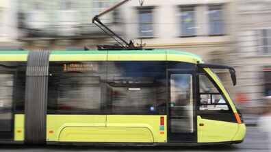 Трамвай №1 в центральній частині міста