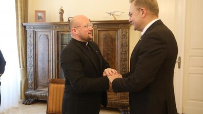 Фото: Мер Львова привітав отця Степана Суса з призначенням