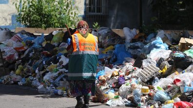 Фото: Станом на 18.00 год з 11 тис 900 тонн перенакопиченого сміття вивезено 270 тонн