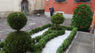 Фото: Просідання у Вірменському дворику підрядники усунули ще вчора