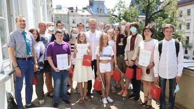 Фото: Мер Львова нагородив вчителів та учнів шкіл з нагоди кінця навчального року