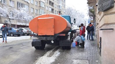фото - водовозка на вул. Довбуша - Кривоноса
