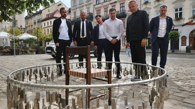Омбутсман Дмитро Лубінець та мер Львова Андрій Садовий оглядають на площі Ринок інсталяцію «Місце надії», яка має форму стільця, довкола якого — близько 450 жетонів з іменами захисників та захисниць, які в полоні, чи зникли безвісти.