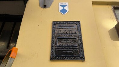 Фото: У Львові з охоронних дощок на пам’ятках культурної спадщини усувають радянський напис (відео)