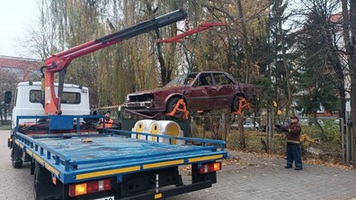 Евакуатор забирає покинуте авто з вул. Патона, 30