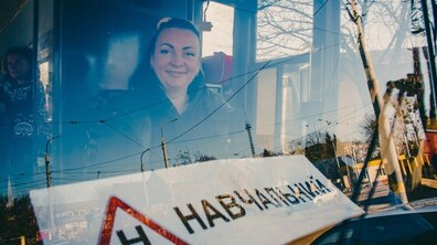 Майбутня водійка за кермом трамвая з табличкою «Навчальний»