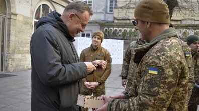 Мер Львова Андрій Садовий спільно з військовим оглядають техніку