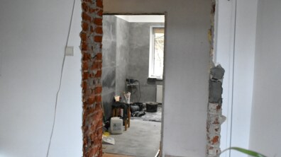 Процес заміни дверей у прихистку для тих, хто зазнав домашнього насильства