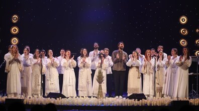 Хор “Гомін” виступає на сцені