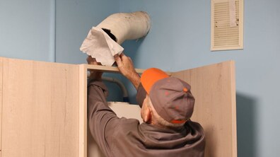 майстер перевіряє котел на кухні
