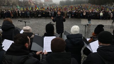 диригент і хор підчас скорботної коляди минулого року