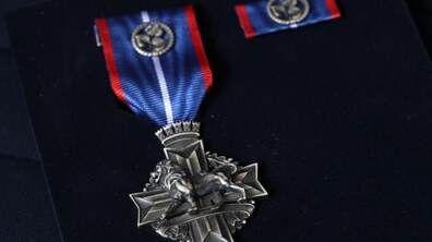 Фото: Військових, волонтерів, медиків та рятувальників у Львові нагороджуватимуть особливою відзнакою – нагрудний знак «Залізний Лев» (відео)