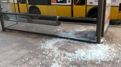 Фото: На пр. Свободи, 7 пошкоджено зупинку громадського транспорту