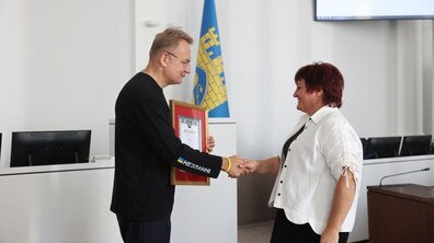 Мер Львова Андрій Садовий вручає нагороду вчительці минулоріч.