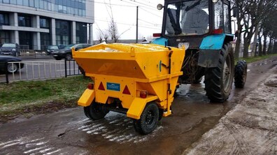 Фото: Вночі у місті працювали піскорозкидувачі, зранку до роботи залучені двірники
