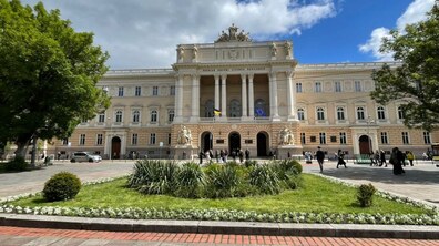 Фото: Клумбу перед головним корпусом ЛНУ ім. І.Франка засадили рослинами, що утворять квітучий килим: цього року висадили 1500 алісумів
