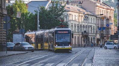 Фото: Із 4 липня львівські трамваї та тролейбуси нагадуватимуть про щоденну хвилину мовчання гаслом «Герої не вмирають!»