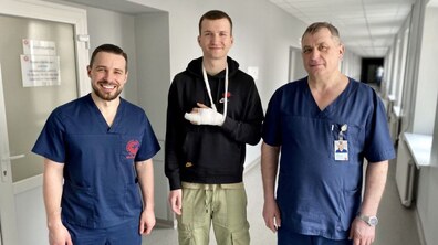 Фото: У Львові хірурги наново сформували палець руки з ребра