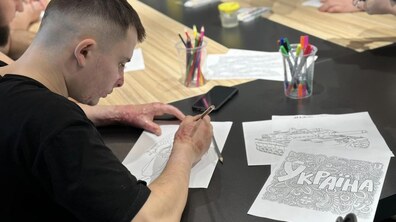 Фото: Терапія мистецтвом: пацієнти центру НЕЗЛАМНІ малюють, аби здолати стрес