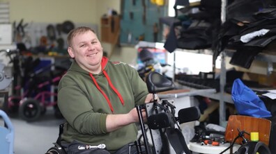 Фото: У центрі «Джерело» реабілітаційне обладнання ремонтує та вдосконалює особливий майстер