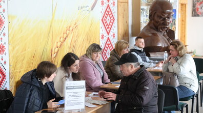 Працівники виїзного ЦНАП на вул. Трильовського надають консультації постраждалим після атаки на Львів 24 березня